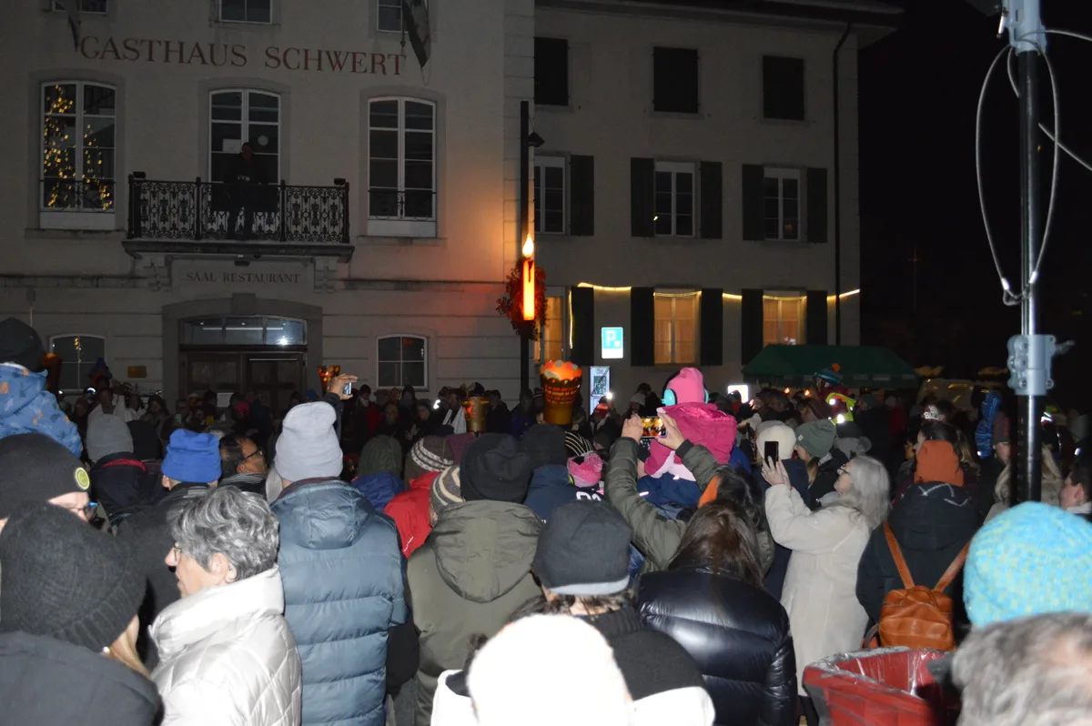 Eine Menschenmasse vor dem Gasthaus Schwert.